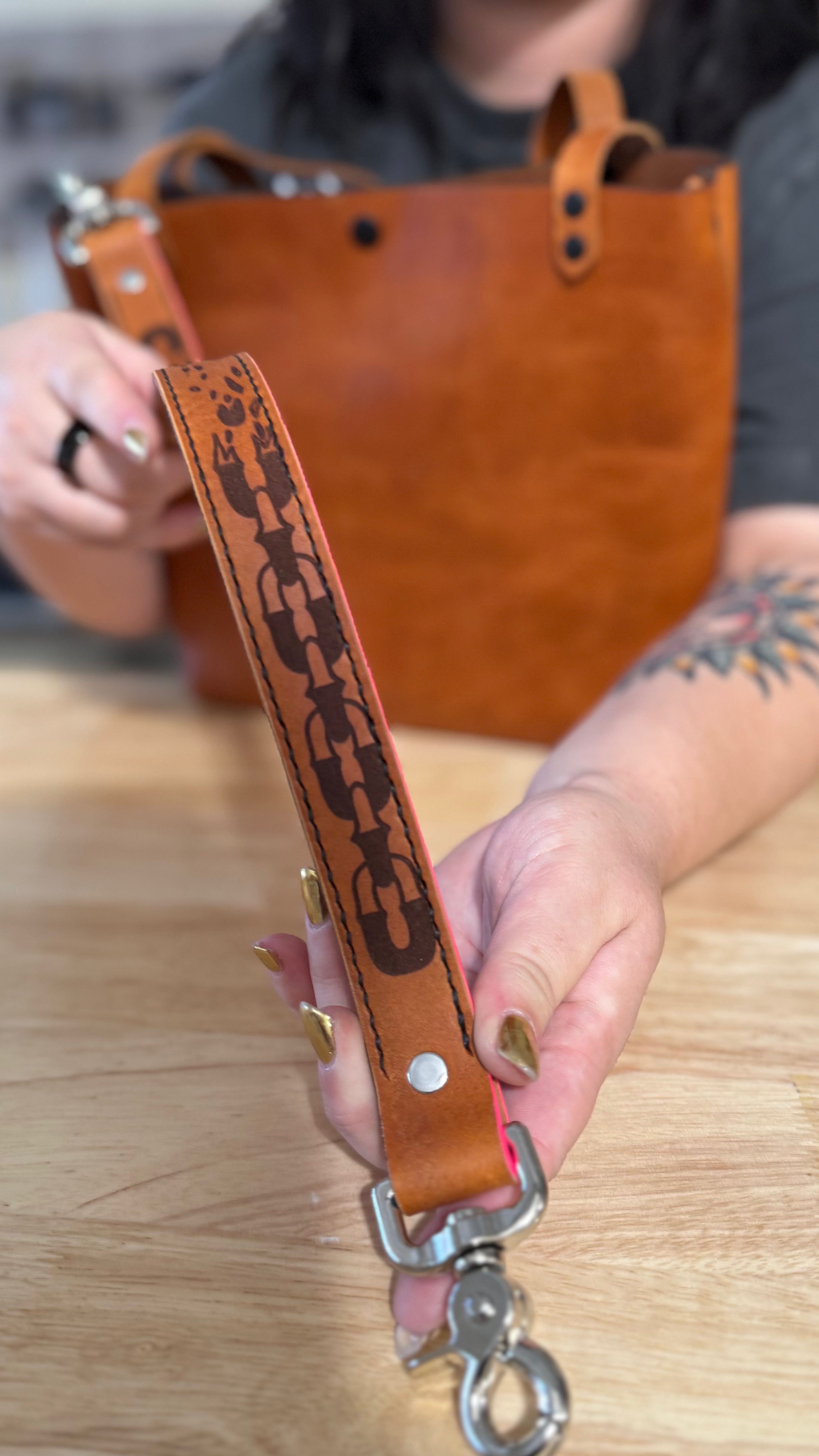 Chain Engraved Shoulder Strap (canyon brown)